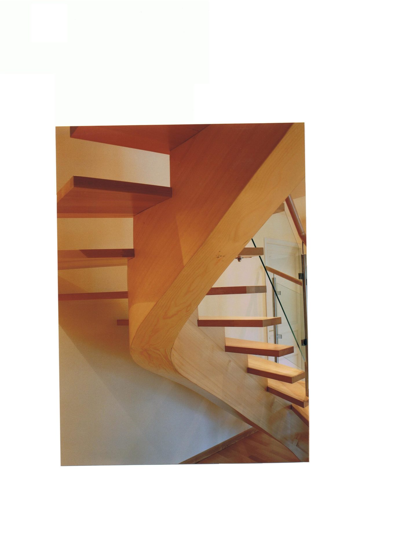 escalier en bois et rambarde en bois et verre