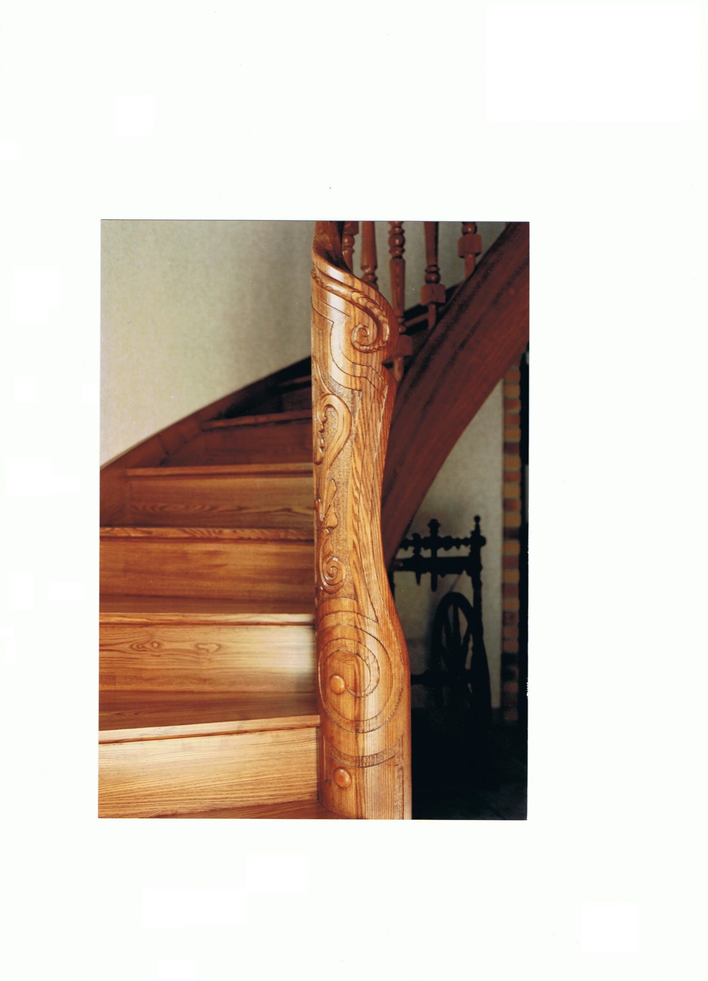 escalier en bois et métal et rambarde en bois